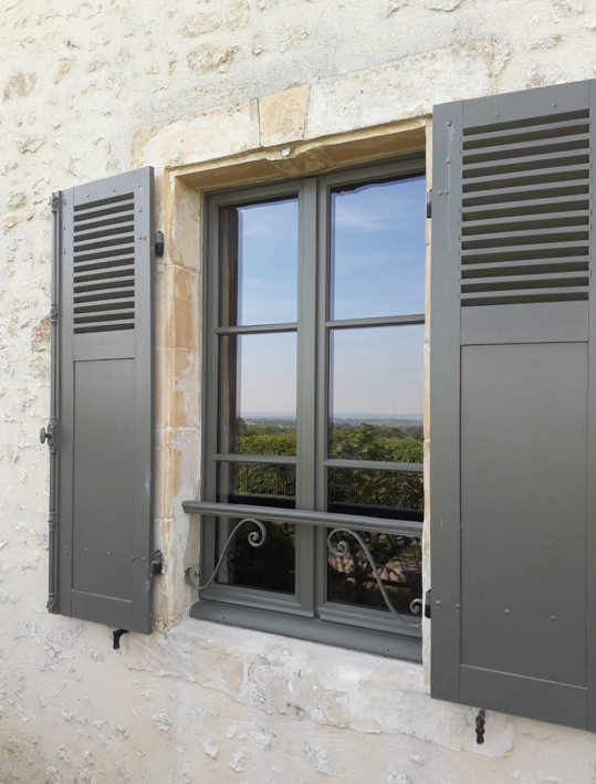 Fenêtre à l&rsquo;ancienne avec ses volets persiennes