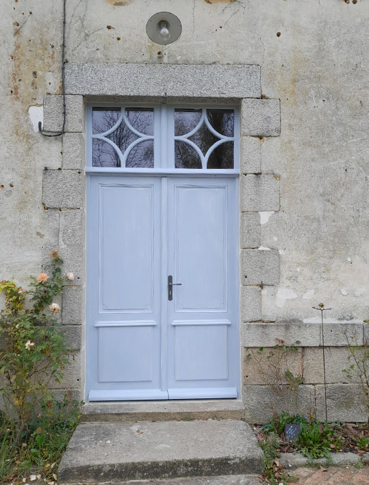 Porte d&rsquo;entrée pour manoir dans un petit village