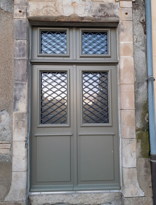 Création d&rsquo;une porte d&rsquo;entrée selon le plan d&rsquo;un architecte du patrimoine